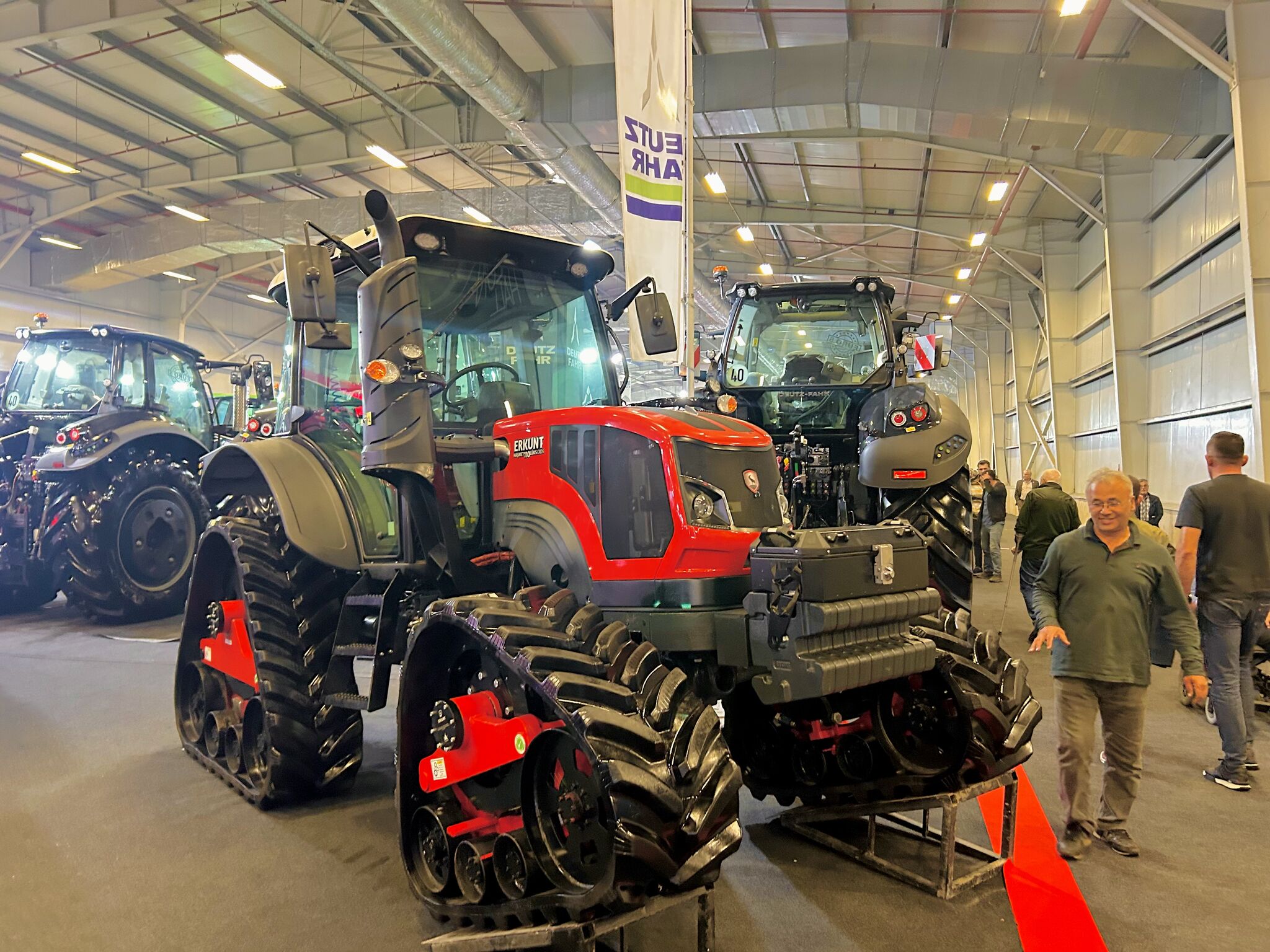 Ziyaretçilerle ürün tanıtımı