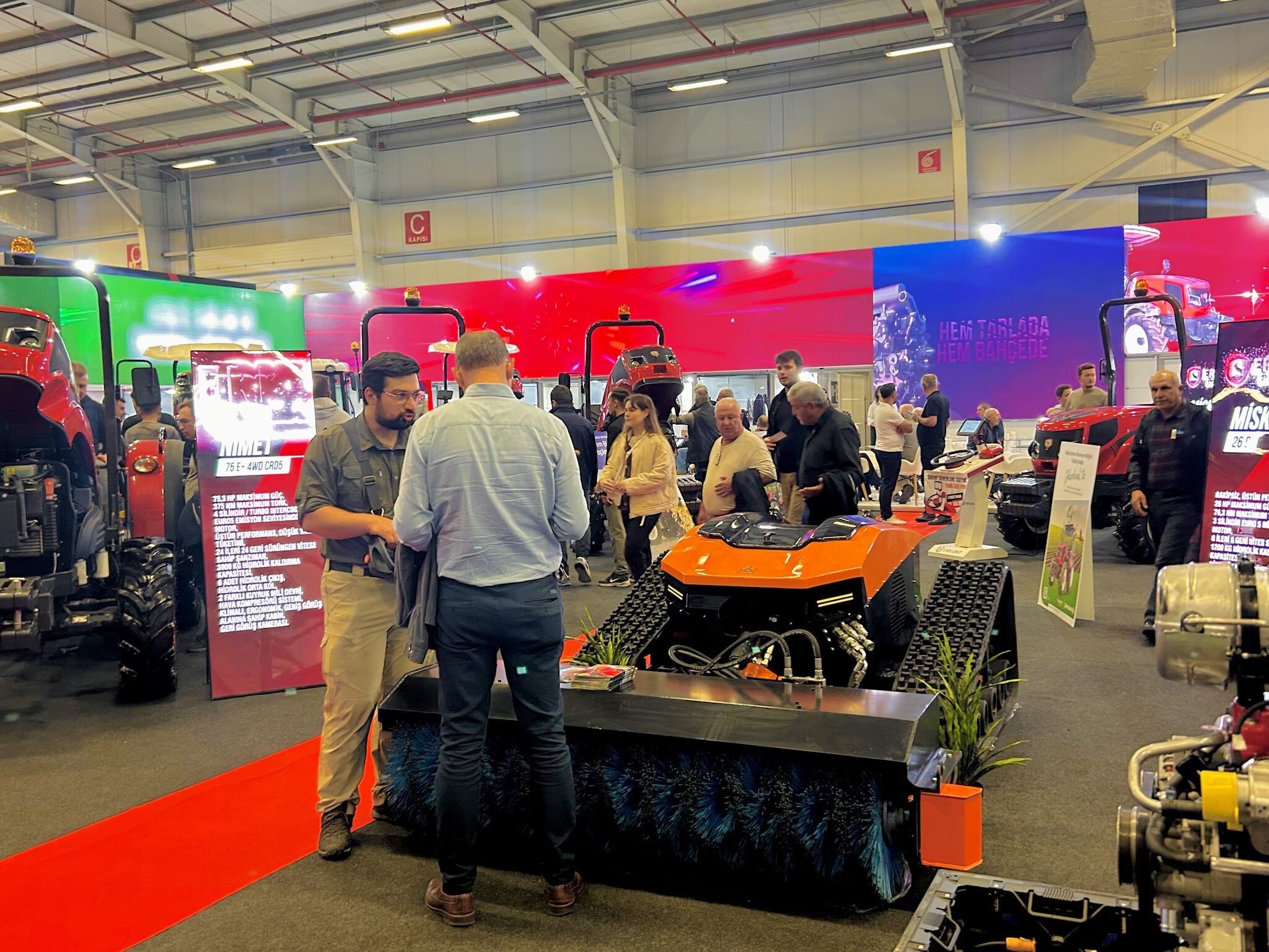 Erkunt Traktör iş birliği standı